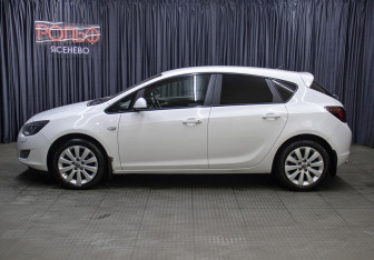 Подержанный автомобиль Opel Astra Hatchback 2011 года (8 фото)