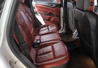 Подержанный автомобиль Porsche Cayenne 2014 года (11 фото)