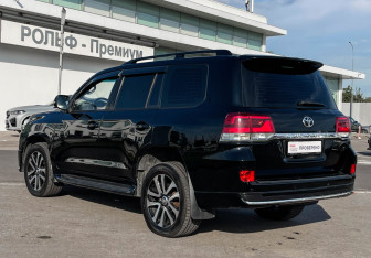 Подержанный автомобиль Toyota Land Cruiser Suv 2012 года (7 фото)