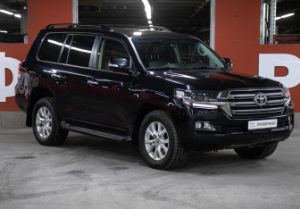 Подержанный автомобиль Toyota Land Cruiser Suv 2021 года (3 фото)