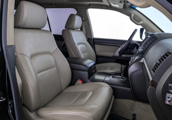 Подержанный автомобиль Toyota Land Cruiser Suv 2010 года (23 фото)