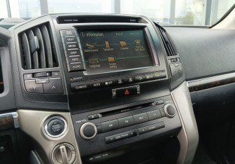 Подержанный автомобиль Toyota Land Cruiser Suv 2008 года (16 фото)