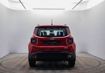 Подержанный автомобиль Jeep Renegade 2017 года (6 фото)