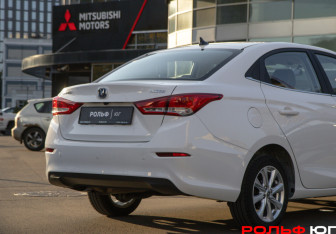 Подержанный автомобиль Changan Alsvin 2023 года (18 фото)