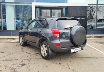 Подержанный автомобиль Toyota RAV4 2007 года (7 фото)