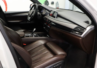 Подержанный автомобиль BMW X5 2015 года (8 фото)