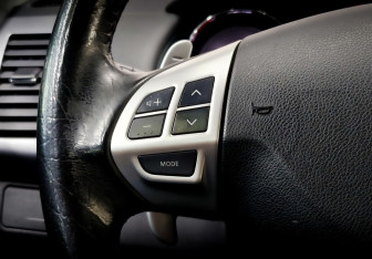 Подержанный автомобиль Peugeot 4007 2011 года (25 фото)