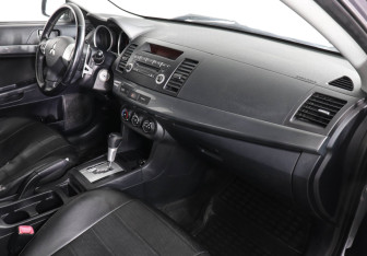 Подержанный автомобиль Mitsubishi Lancer Sedan 2008 года (10 фото)