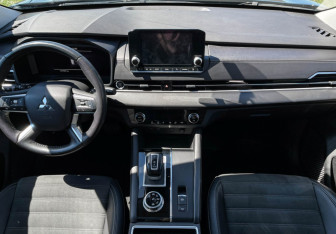 Подержанный автомобиль Mitsubishi Outlander 2023 года (12 фото)