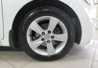 Подержанный автомобиль Hyundai Elantra Sedan 2013 года (18 фото)