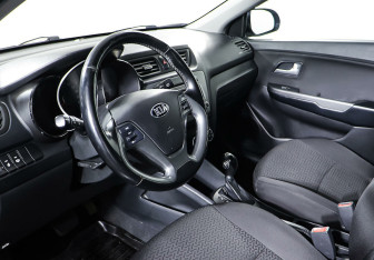 Подержанный автомобиль Kia Rio Hatchback 2017 года (11 фото)