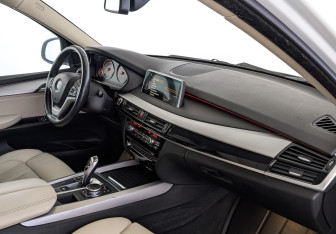 Подержанный автомобиль BMW X5 2015 года (13 фото)