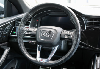 Подержанный автомобиль Audi Q8 2019 года (17 фото)