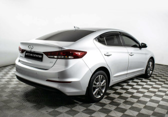 Подержанный автомобиль Hyundai Elantra Sedan 2018 года (3 фото)