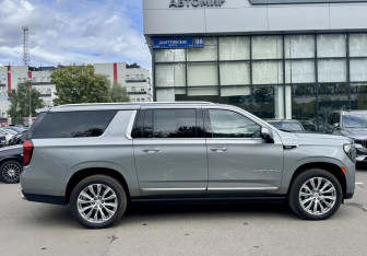Подержанный автомобиль GMC Yukon 2023 года (4 фото)
