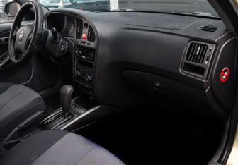Подержанный автомобиль Hyundai Elantra Sedan 2004 года (9 фото)