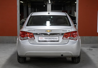 Подержанный автомобиль Chevrolet Cruze Sedan 2011 года (6 фото)