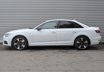 Подержанный автомобиль Audi A4 Sedan 2017 года (8 фото)