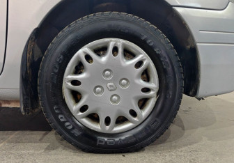 Подержанный автомобиль Renault Clio Sedan 2001 года (16 фото)