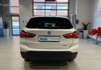 Подержанный автомобиль BMW X1 2018 года (5 фото)