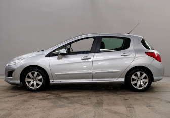 Подержанный автомобиль Peugeot 308 Hatchback 2012 года (4 фото)