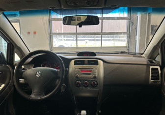 Подержанный автомобиль Suzuki Liana Wagon 2005 года (15 фото)