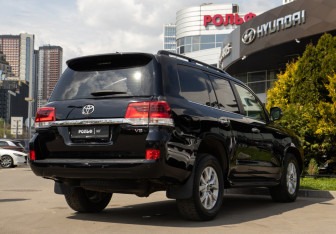 Подержанный автомобиль Toyota Land Cruiser Suv 2018 года (4 фото)