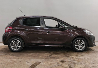 Подержанный автомобиль Peugeot 208 2013 года (4 фото)
