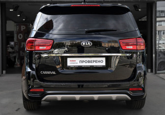 Подержанный автомобиль Kia Carnival 2020 года (6 фото)