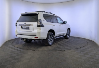 Подержанный автомобиль Toyota Land Cruiser Prado 2021 года (5 фото)