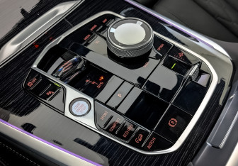 Подержанный автомобиль BMW X5 2025 года (30 фото)