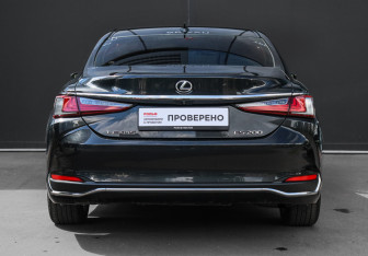 Подержанный автомобиль Lexus ES 2021 года (6 фото)