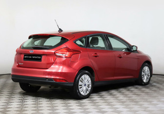 Подержанный автомобиль Ford Focus Hatchback 2017 года (3 фото)