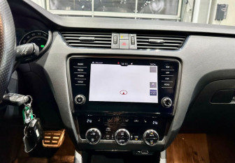 Подержанный автомобиль Skoda Octavia RS Wagon 2019 года (18 фото)