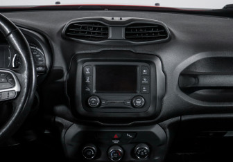 Подержанный автомобиль Jeep Renegade 2018 года (13 фото)