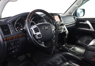 Подержанный автомобиль Toyota Land Cruiser Suv 2014 года (13 фото)