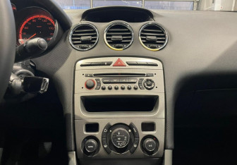 Подержанный автомобиль Peugeot 308 Hatchback 2008 года (16 фото)
