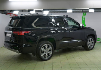 Подержанный автомобиль Toyota Sequoia 2025 года (4 фото)