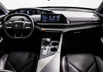 Подержанный автомобиль Changan UNI-V 2023 года (11 фото)