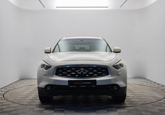 Подержанный автомобиль Infiniti FX 2010 года (2 фото)