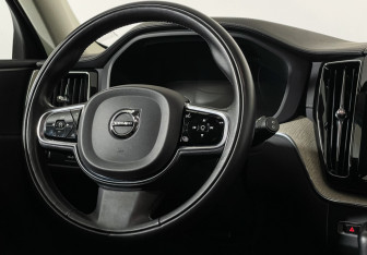 Подержанный автомобиль Volvo XC60 2019 года (14 фото)