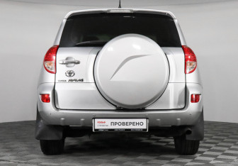 Подержанный автомобиль Toyota RAV4 2007 года (6 фото)