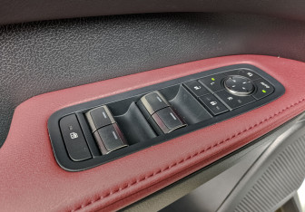 Подержанный автомобиль Lexus RX 2023 года (28 фото)