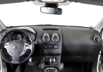 Подержанный автомобиль Nissan Qashqai 2012 года (9 фото)