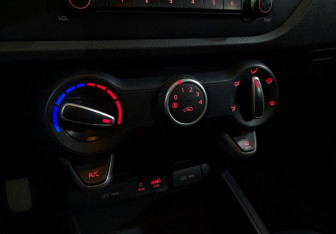 Подержанный автомобиль Kia Rio Hatchback 2020 года (17 фото)