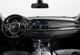 Подержанный автомобиль BMW X6 2012 года (13 фото)
