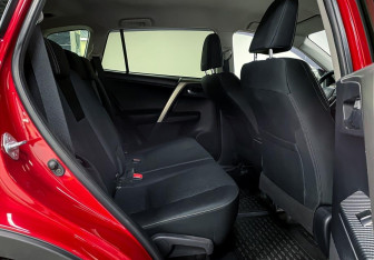 Подержанный автомобиль Toyota RAV4 2015 года (11 фото)