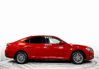 Подержанный автомобиль Skoda Superb Liftback 2016 года (4 фото)