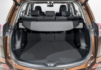 Подержанный автомобиль Toyota RAV4 2016 года (10 фото)