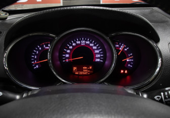 Подержанный автомобиль Kia Sorento 2012 года (13 фото)